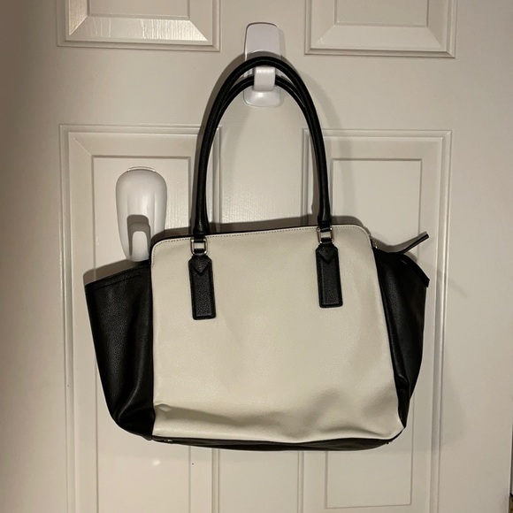 Banana Republic Handbags - Banana Republic Leather Shoulder Bag